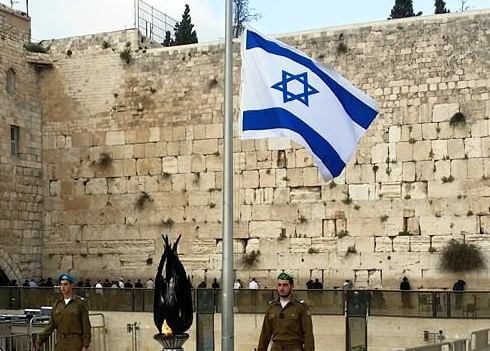 https://immigration-israel.com/wp-content/uploads/2014/10/Israeli-flag-at-Kotel.jpg
